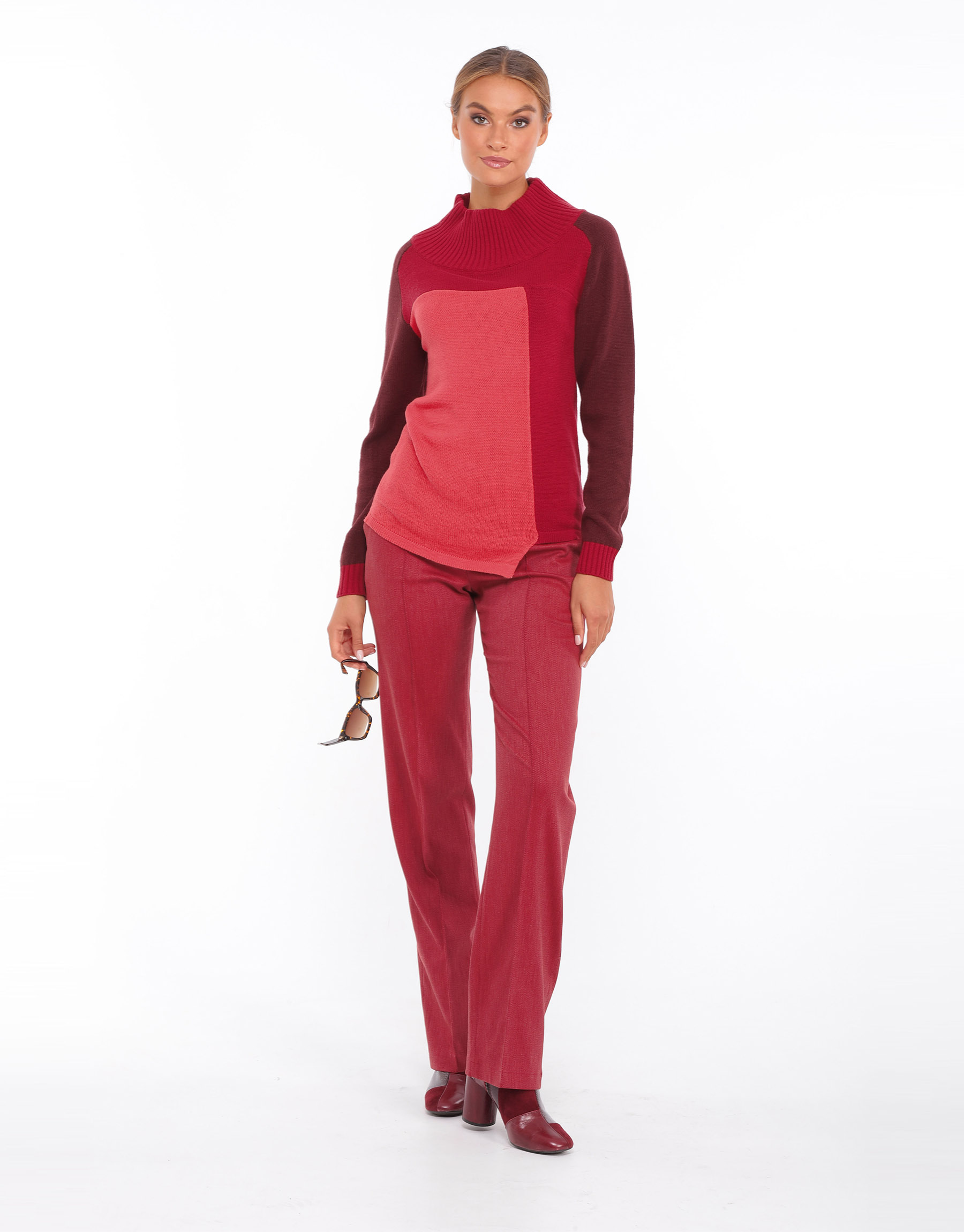 High-waisted straight trousers in black iridescent wool or cotton and red silk